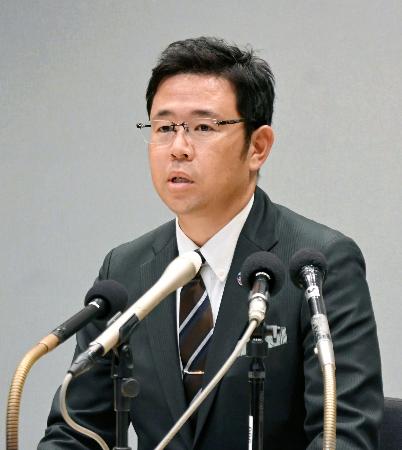記者会見する那覇市の古謝玄太副市長＝１１日午前、那覇市