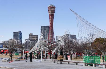 一部が倒れた「神戸ルミナリエ」の作品=11日午前11時44分、神戸市中央区のメリケンパーク