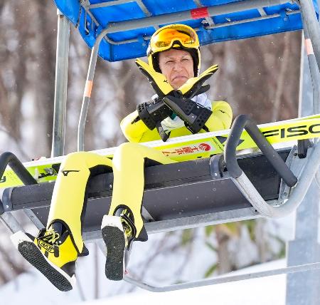 ＳＴＶ杯の１回目の飛躍が強風で中断し、両手でバツ印をしながらリフトで降りてくる葛西紀明。その後、中止が決まった＝大倉山