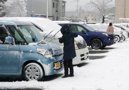 積雪した石川県輪島市内の駐車場＝１１日午後