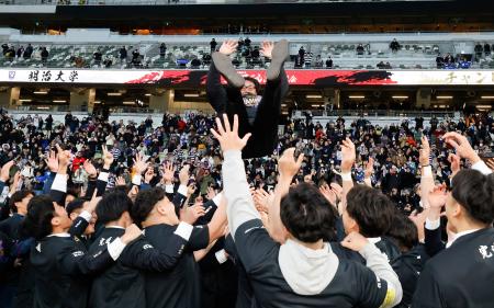 ７大会ぶり１４度目の優勝を果たし、胴上げされる明大・神鳥監督＝ＭＵＦＧ国立