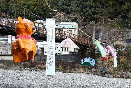 和歌山県田辺市の川湯温泉に登場した「ジャンボ張り子」＝１２日午前