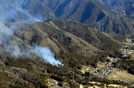 延焼が続く山梨県上野原市の扇山＝１２日午前９時５５分（共同通信社ヘリから）