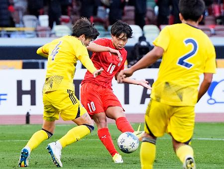 神村学園―鹿島学園　試合終了間際、チーム３点目のゴールを決める神村学園・佐々木（中央）＝ＭＵＦＧ国立