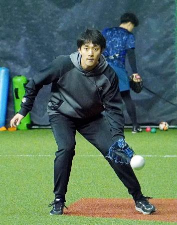 守備練習するソフトバンク・柳町＝福岡県筑後市