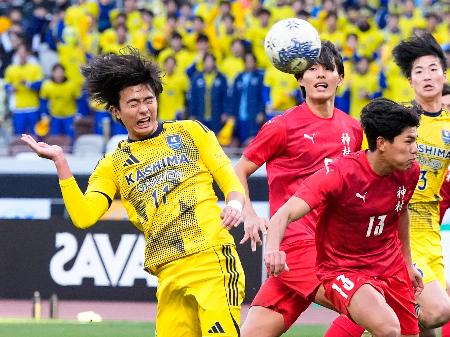神村学園―鹿島学園 後半、ヘディングでゴールを狙う鹿島学園・渡部(左)=MUFG国立