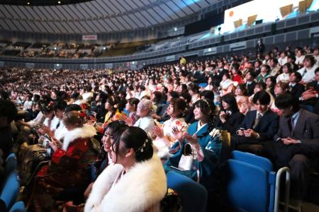 横浜アリーナで開かれた「二十歳の市民を祝うつどい」＝１２日午前、横浜市