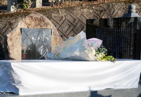 安倍元首相の慰霊碑に、高市首相がささげた花束＝１２日午後、奈良市