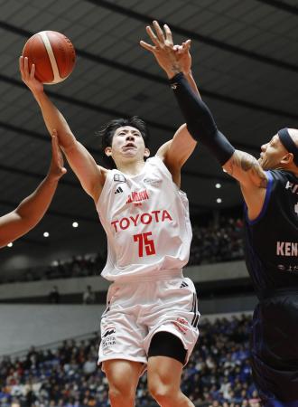 A東京―三河 第2クオーター、シュートを放つA東京・小酒部=国立代々木競技場