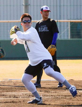 守備練習をするＤｅＮＡの牧＝１２日、鹿児島県鹿屋市