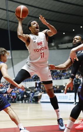 A東京―三河 第1クオーター、シュートを放つA東京のサイズ=国立代々木競技場