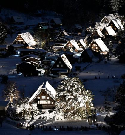 岐阜県白川村の白川郷で始まった合掌造り集落のライトアップ＝１２日夕