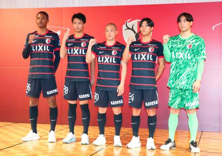 Ｊ１鹿島に新加入し、ポーズをとるＧＫ藤井（右端）ら＝１２日、茨城県神栖市