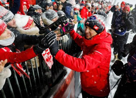 母国ポーランドでは最後となるＷ杯で、観客とタッチを交わすカミル・ストッフ＝ザコパネ（共同）