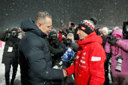　ポーランドのナブロツキ大統領（左）と握手するカミル・ストッフ＝ザコパネ（共同）