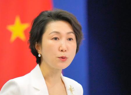 記者会見する中国外務省の毛寧報道局長＝１２日、北京（共同）