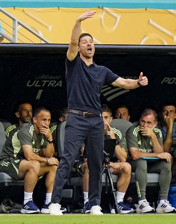 指示を出すレアル・マドリードのシャビアロンソ監督＝２０２５年７月、マイアミ