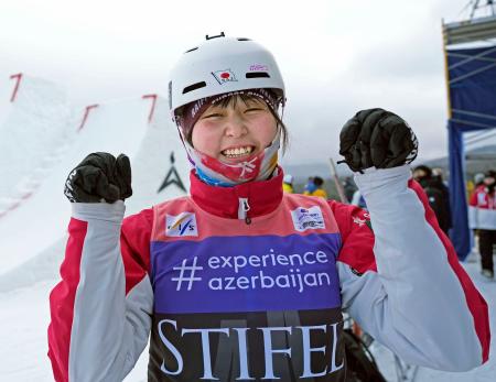 女子エアリアル予選を終え、笑顔で写真に納まる五十嵐瑠奈＝レークプラシッド（共同）