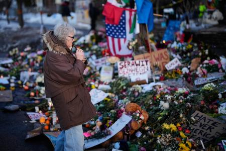 米移民・税関捜査局職員に撃たれて死亡した米国人女性グッドさんを悼む人と供え物＝１２日、ミネソタ州ミネアポリス（ＡＰ＝共同）