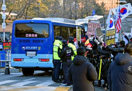 13日、ソウル中央地裁に到着した、前大統領の尹錫悦被告を乗せた車両=ソウル(共同)