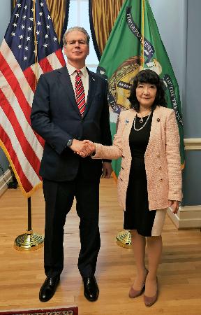 １２日、米ワシントンで会談したベセント米財務長官（左）と片山財務相（財務省提供・共同）