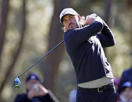 ２０２３年１１月１８日、ダンロップ・フェニックス第３日、ショットを放つブルックス・ケプカ＝宮崎県・フェニックスＣＣ