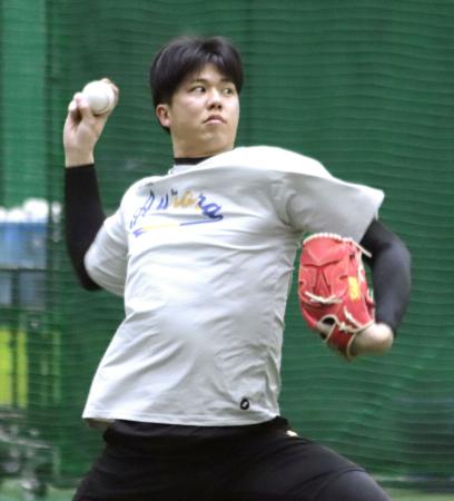 練習を公開した阪神・才木＝兵庫県尼崎市