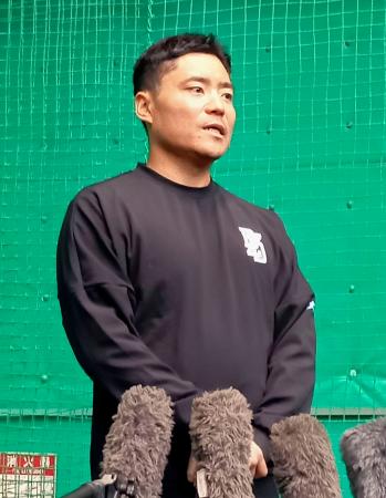 自主練習を公開し、取材に応じるヤクルト・中村悠＝１３日、愛媛県松山市