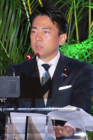 米ハワイで開かれた国際会議で講演する小泉防衛相＝１２日（共同）