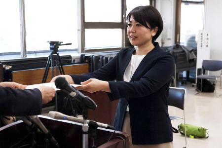 前橋市長選で再選を果たし、当選証書を受け取る小川晶氏＝１３日午後、前橋市役所