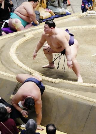 義ノ富士が寄り切りで豊昇龍を破る＝両国国技館