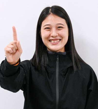 取材に応じ、ポーズをとるジャンプ女子の丸山希＝１３日、長野市