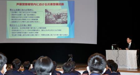 阪神大震災の現場で活動した教訓を講話する兵庫県警公安２課の小牧朋弘次席兼調査官＝１３日午後、兵庫県芦屋市