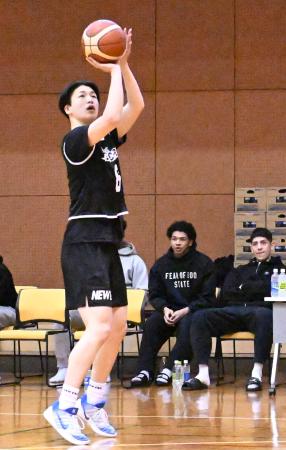 ＳＲ渋谷の練習会で、シュート練習する赤間賢人＝千葉県柏市