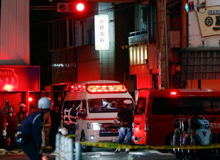 男が立てこもった現場付近=13日午後7時40分、大阪府東大阪市