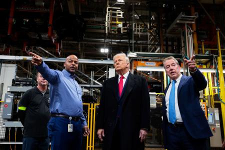 １３日、フォード・モーターの工場を視察するトランプ米大統領（中央）＝ミシガン州（ロイター＝共同）