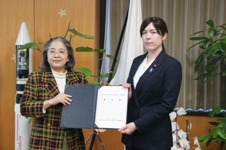 外国人政策に関する有識者会議の意見書を受け取る、小野田担当相（右）＝１４日午前、東京・永田町の中央合同庁舎