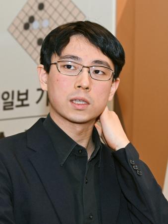第３０回ＬＧ杯決勝３番勝負の第２局で韓国の申旻ジュン九段に敗れ、記者団の取材に応じる一力遼五冠＝１４日、ソウル（共同）