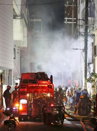 大阪市西成区の住宅火災現場付近＝１４日午後１１時２８分