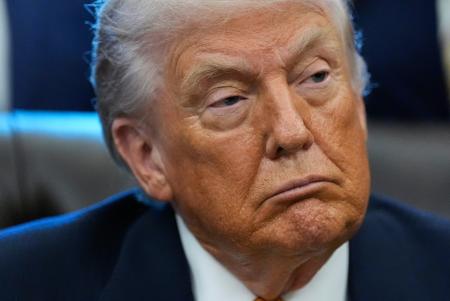 １４日、ワシントンのホワイトハウスで執務を行うトランプ米大統領（ＡＰ＝共同）