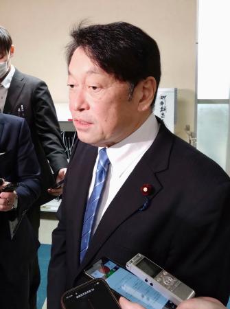取材に応じる自民党の小野寺税調会長＝１５日午前、東京・永田町の党本部