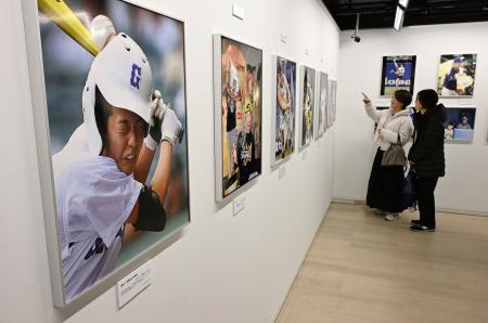 関西スポーツ紙写真展の展示＝大阪・心斎橋の「ニコンプラザ大阪　ＴＨＥ　ＧＡＬＬＥＲＹ」
