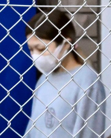 送検される梅沢愛容疑者＝１５日午前８時２７分、横浜・都筑署