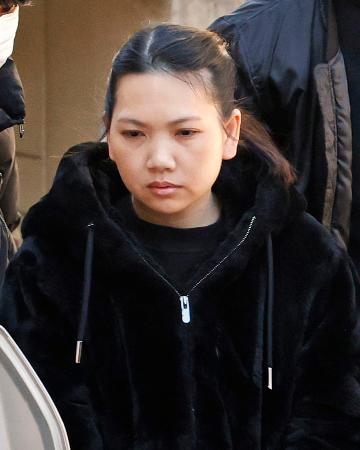 警視庁本富士署に入るプンシリパンヤー・パカポーン容疑者＝１４日