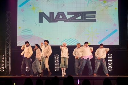 パフォーマンスするボーイズグループ「NAZE」=東京都江東区