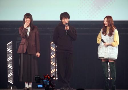 制作発表会見で話す主演の中村倫也(中央)=東京都江東区