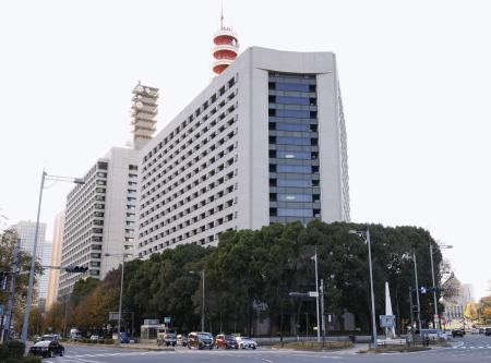 警視庁（手前）