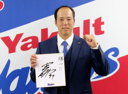 契約更改を終えポーズをとるヤクルトの青柳＝１５日、東京都内