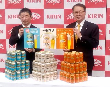 酒税改正に合わせた戦略を発表したキリンビールの堀口英樹社長（右）＝１５日午後、東京都中央区