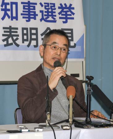 記者会見で京都府知事選への立候補を表明した京都華頂大名誉教授の藤井伸生氏＝１５日午後、京都市左京区